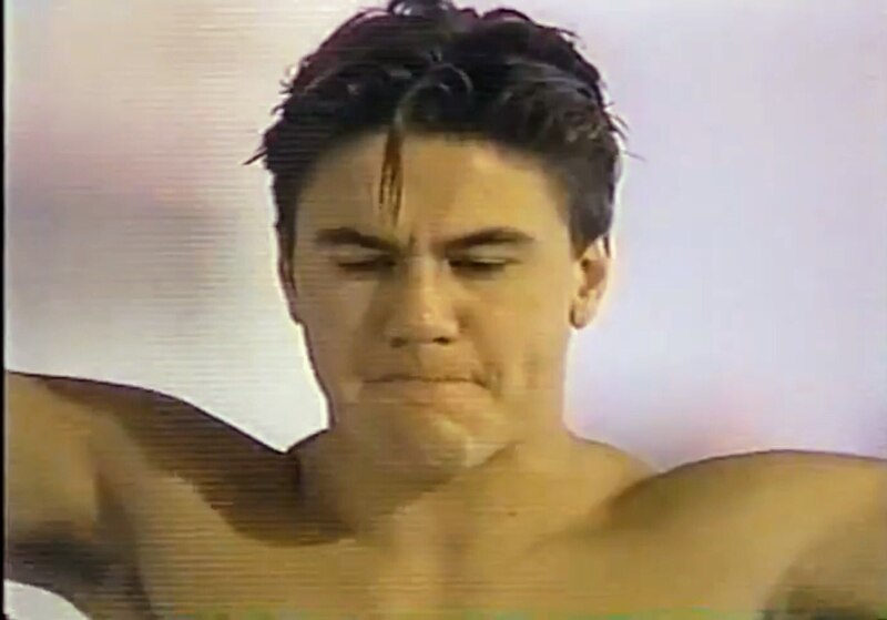 El actor Jonathan Brandis en una escena de la serie de televisión "SeaQuest DSV".