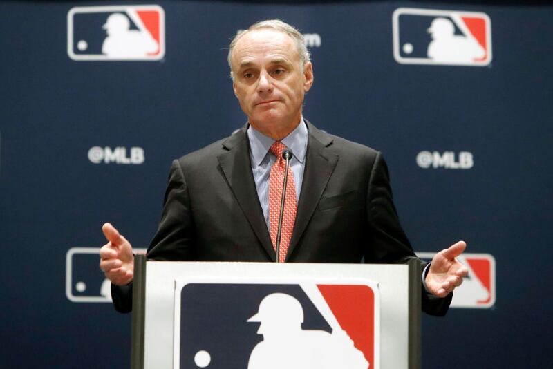 El comisionado de la MLB, Rob Manfred, habla en una conferencia de prensa