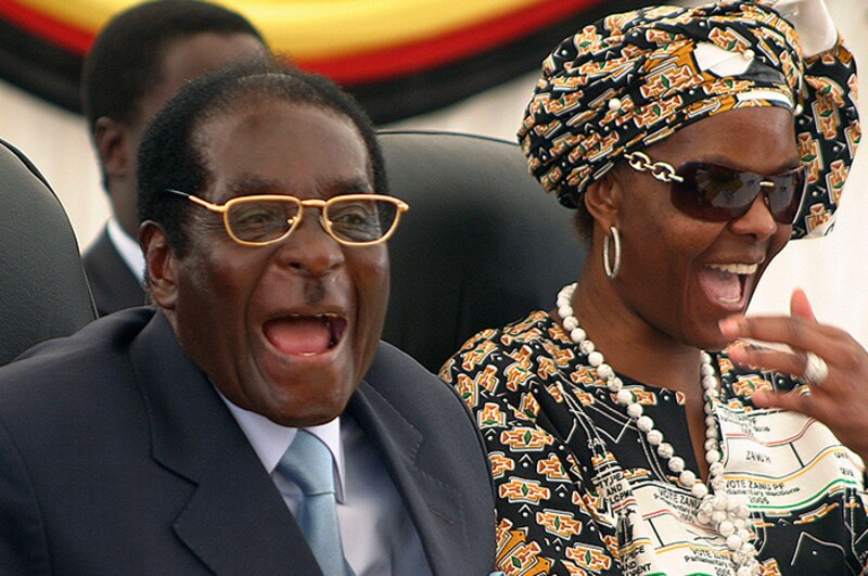 El presidente de Zimbabue, Robert Mugabe, y su esposa Grace Mugabe, ríen durante un acto público.