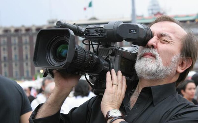 Un camarógrafo enfoca con su cámara