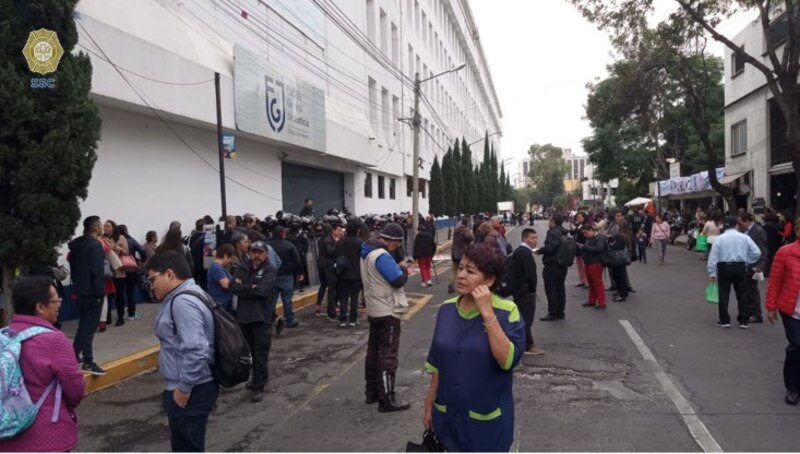 Multitud de personas esperando en la calle