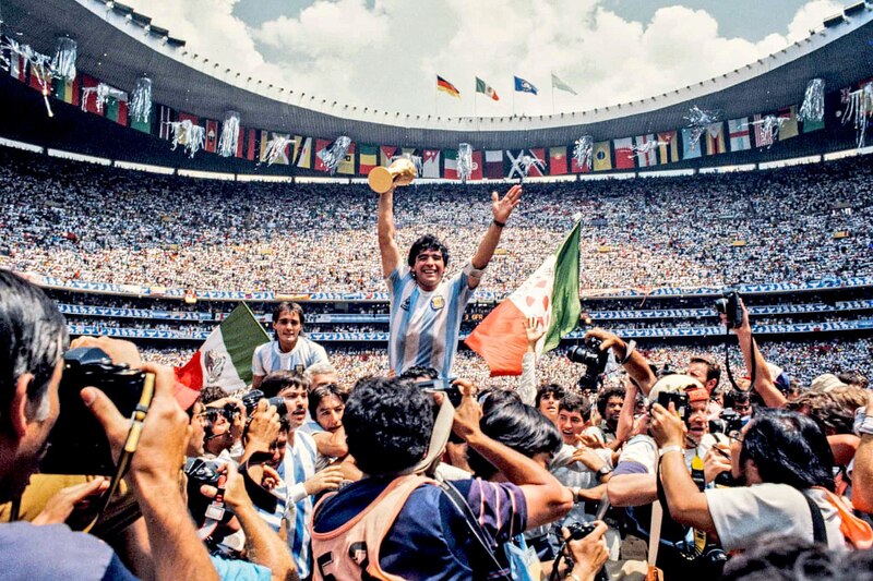 Maradona levanta la copa del mundo