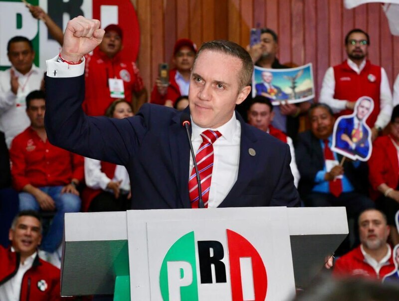 El político mexicano Ricardo Anaya levanta el puño en señal de triunfo.