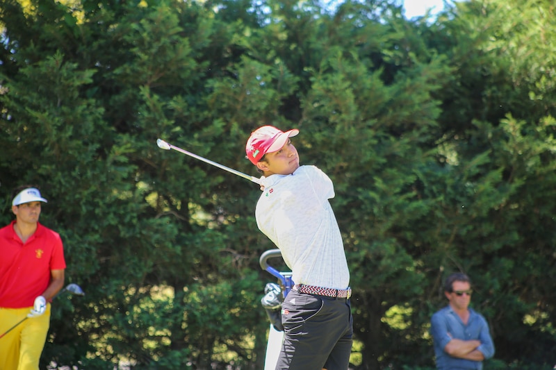 Golfista masculino joven haciendo un swing