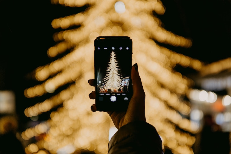 Teléfono capturando árbol de navidad