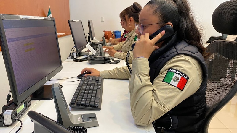 Mujeres trabajando en un call center