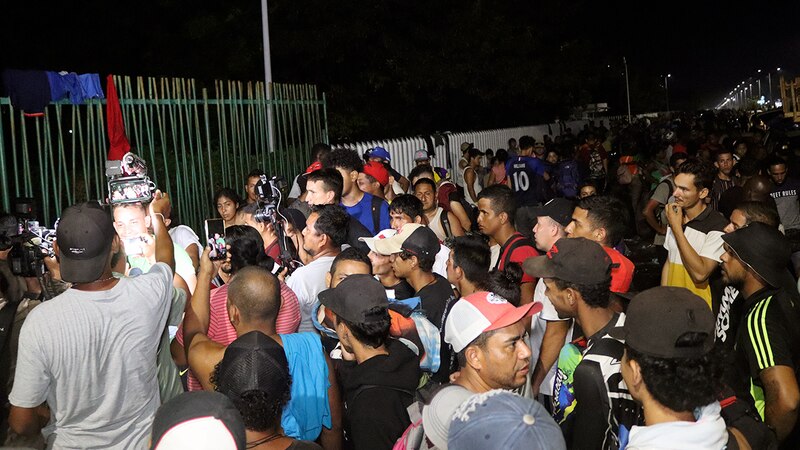 Migrantes venezolanos cruzan la frontera hacia Colombia