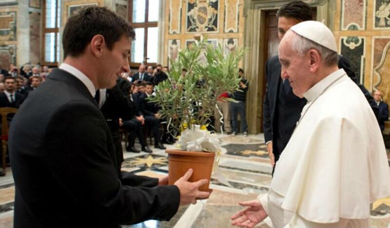 El Papa Francisco recibe un regalo de un hombre