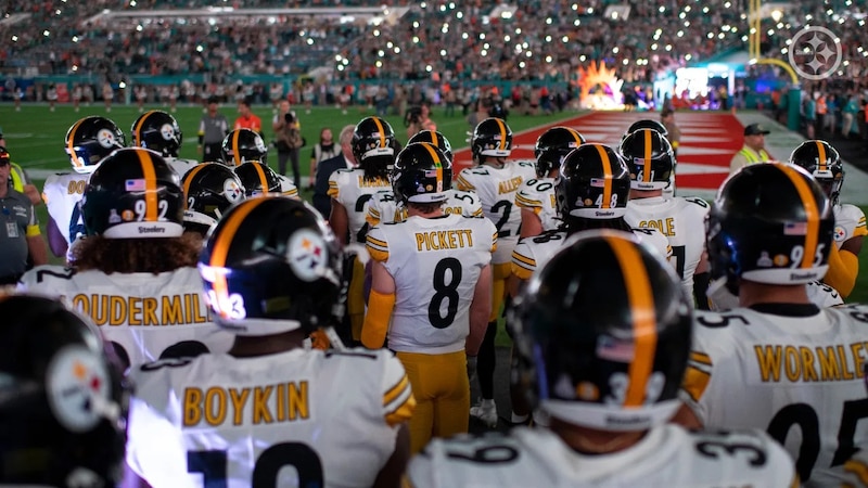 Jugadores de los Steelers se preparan para el partido.