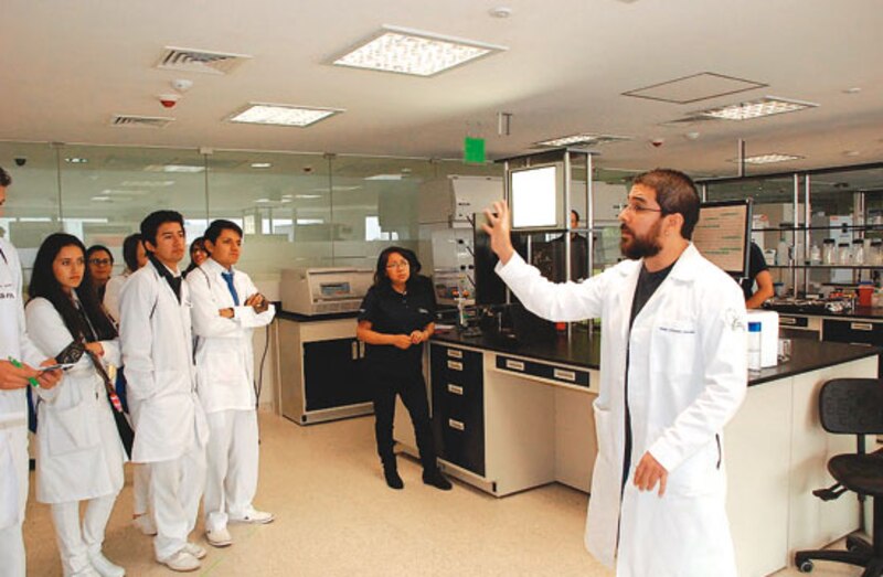 Estudiantes de química en un laboratorio