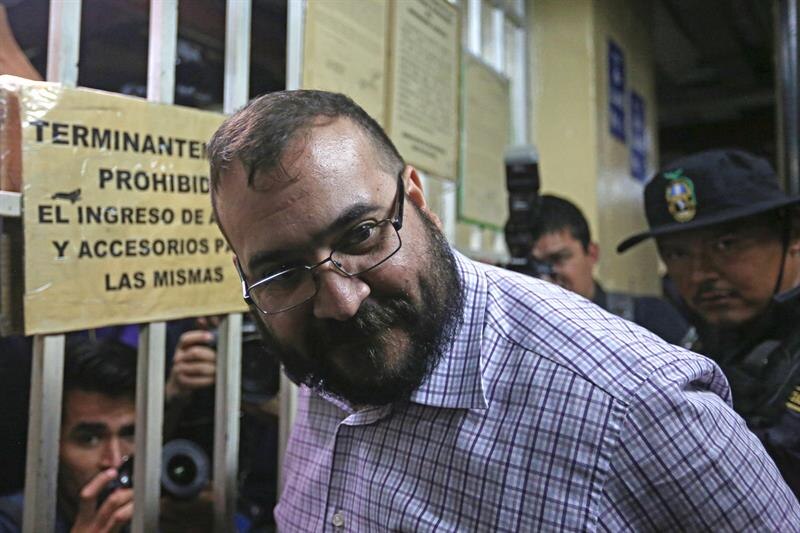 El Chapo sonríe ante las cámaras