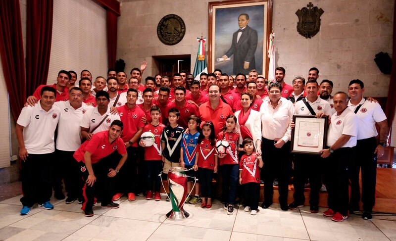 Jugadores del Club de Fútbol Monterrey con el trofeo de la Liga de Campeones de la CONCACAF 2019.