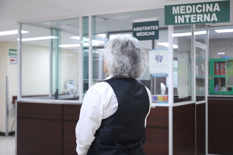 La señora Fabiola compartió que lleva 30 años en tratamiento por daños a la salud, porque le inyectario material oleóso en la zona de los glúteos