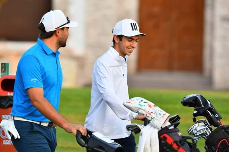 Jon Rahm y su caddie Adam Hayes caminan por el campo de golf durante el Open de España 2023