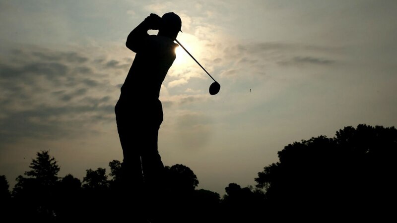 Golfista en el atardecer