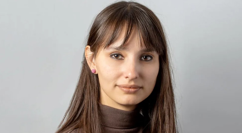 Retrato de una mujer joven con cabello castaño y ojos marrones