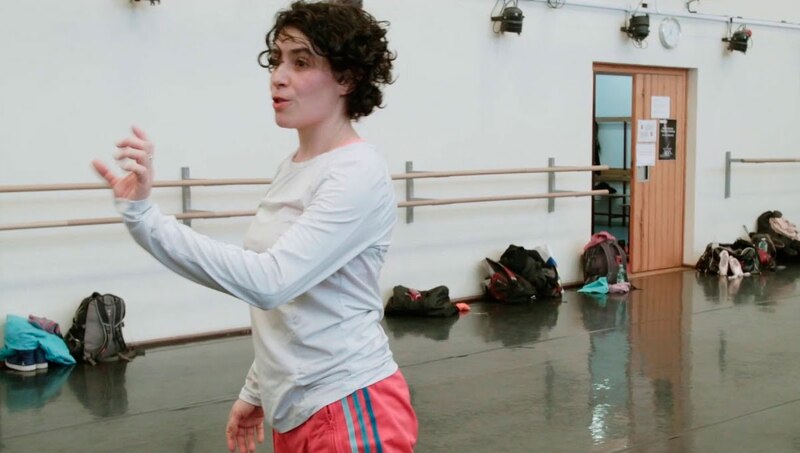 Una bailarina de ballet realiza una piroutte en un estudio de danza.