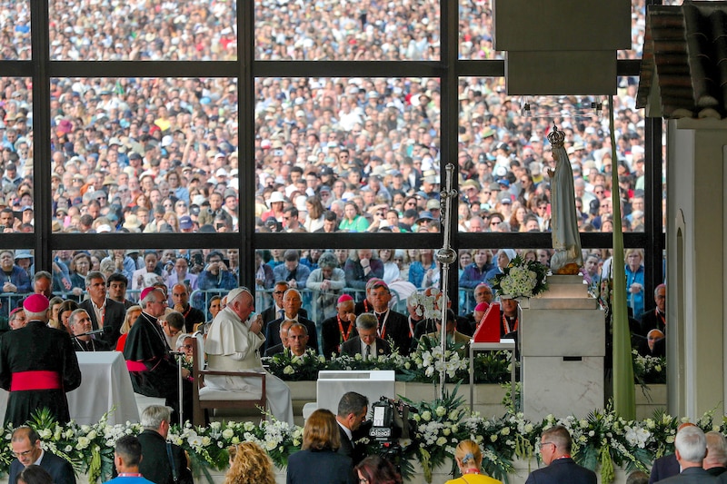 Multitud de personas en una ceremonia religiosa