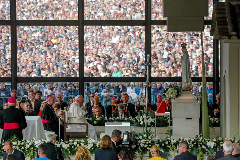 Multitud de personas en una ceremonia religiosa