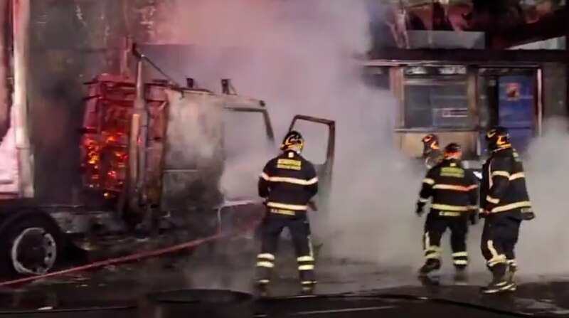 Bomberos apagan incendio en un camión