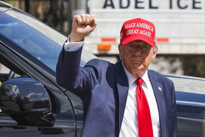 El presidente Donald Trump saluda a sus seguidores