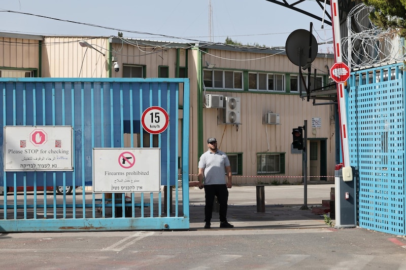 Un guardia de seguridad en la entrada de una instalación