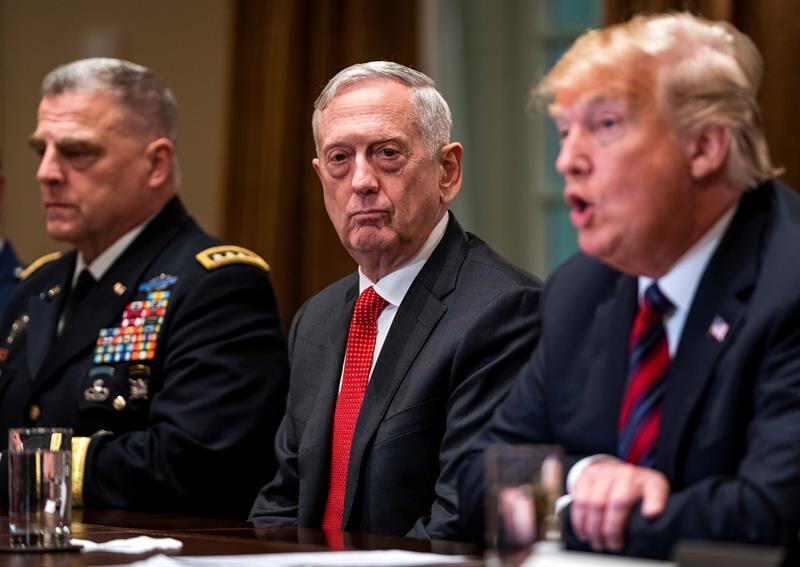 El general Milley, el presidente Trump y el secretario Esper asisten a una reunión en la Casa Blanca