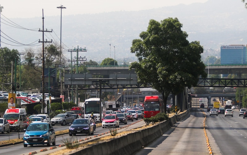 Altas temperaturas, tráfico y calor este inicio de semana en la Ciudad Capital. Propaganda electoral en  Tlalpan la cual es colocada en cruces vehiculares y peatonales importantes.