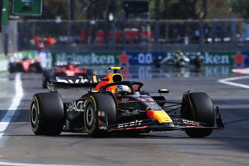¡Checo Pérez, el piloto mexicano de Red Bull, en acción durante el Gran Premio de México!