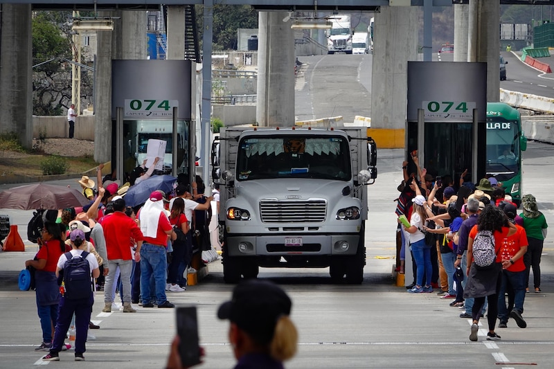 Autobús y camión en la frontera