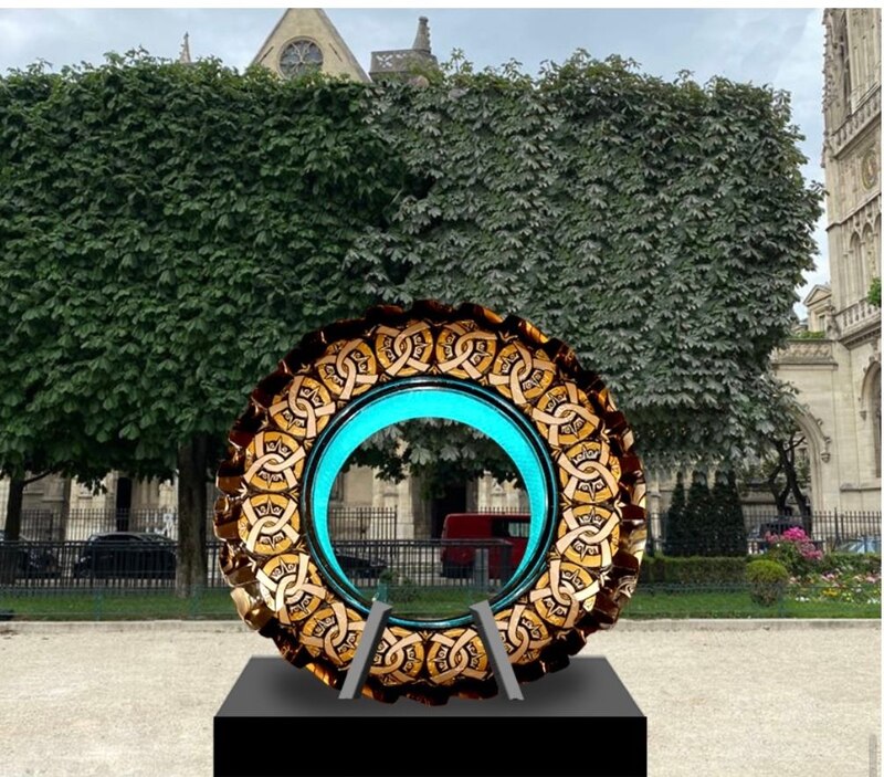 Una escultura de metal con forma de anillo se exhibe en una plaza de París