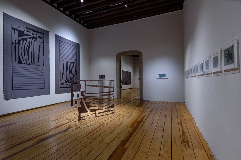 Instalación de arte contemporáneo en una galería
