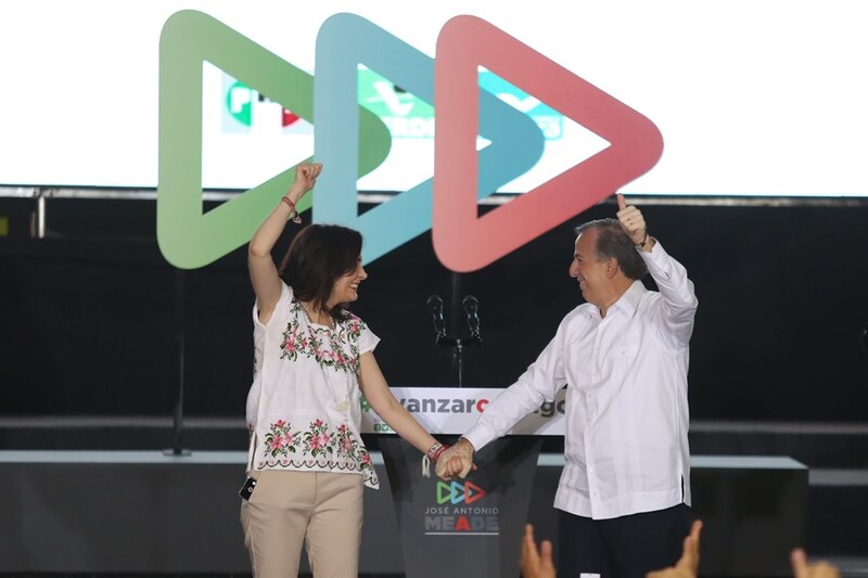 El candidato presidencial José Antonio Meade y su esposa Juana Cuevas festejan el triunfo en las elecciones.