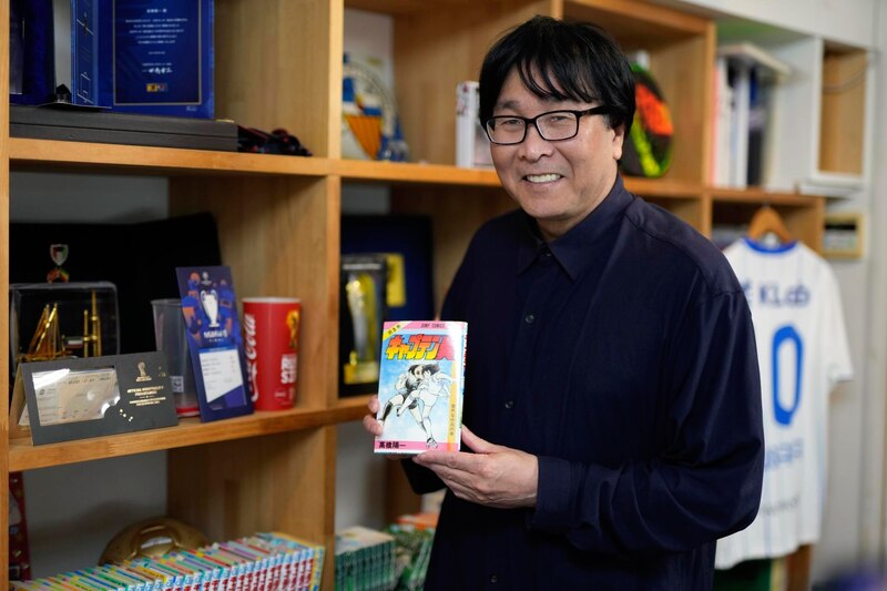 El creador de "Captain Tsubasa", Yoichi Takahashi, muestra el primer volumen del manga