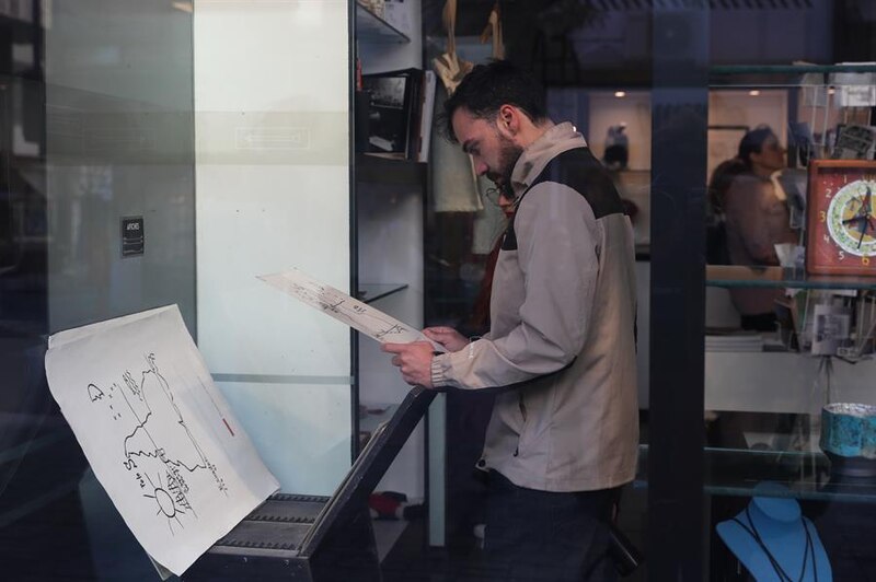 Un hombre mira un mapa en una tienda