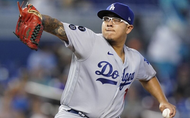 El lanzador de los Dodgers, Julio Urías, lanza durante el partido contra los Marlins de Miami.