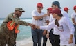 Ana Paty Peralta encabeza primera limpieza simultánea de sargazo de playas en Cancún    