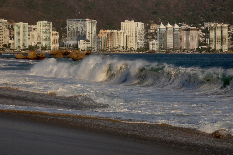 Playa con olas en Acapulco