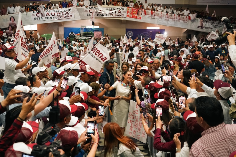 Claudia Sheinbaum, rodeada de simpatizantes, durante un acto de campaña.