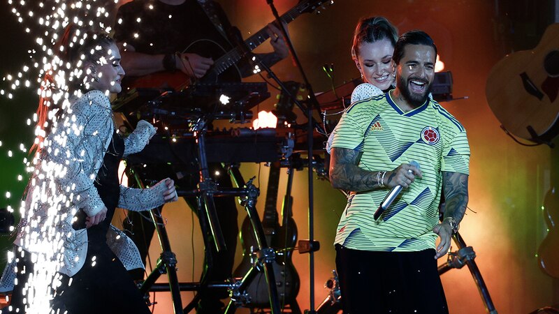 Maluma y Karol G encienden el escenario con su química en concierto