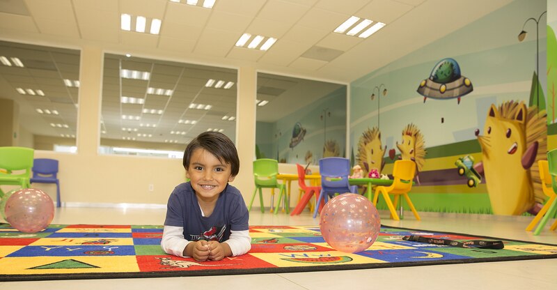 Niño jugando en una guardería