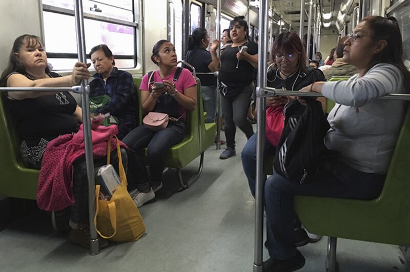 Mujeres en el metro de la Ciudad de México