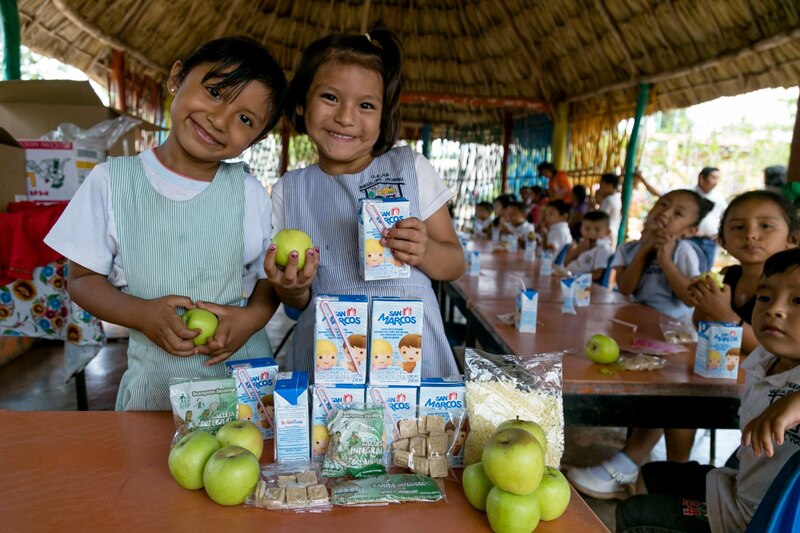 Niñas sonrientes con alimentos nutritivos