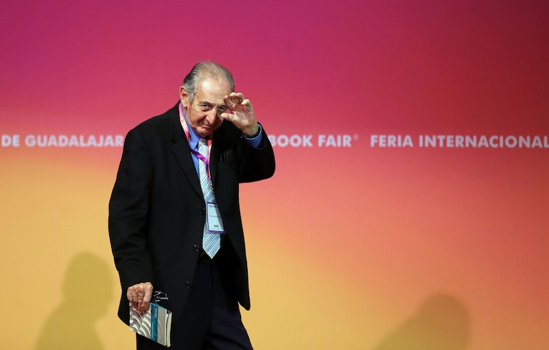 El escritor Carlos Fuentes en la Feria Internacional del Libro de Guadalajara