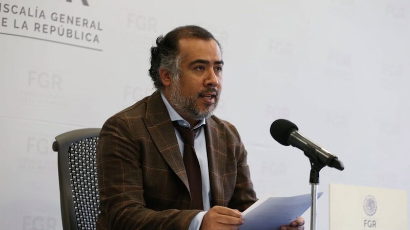 El Fiscal General de la República, Alejandro Gertz Manero, habla ante los medios de comunicación.
