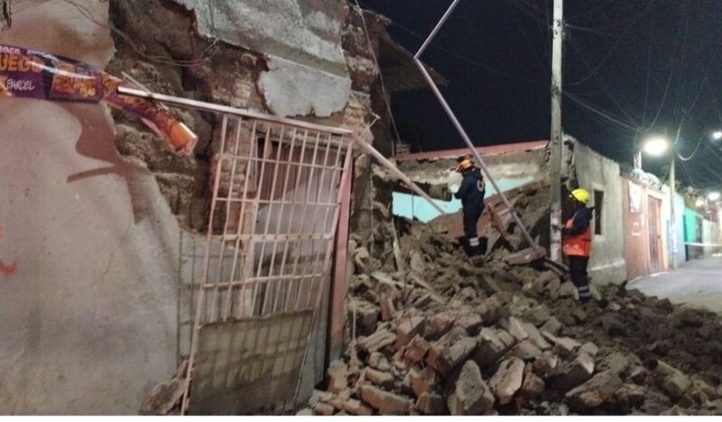 Rescatistas buscan sobrevivientes entre los escombros de un edificio derrumbado
