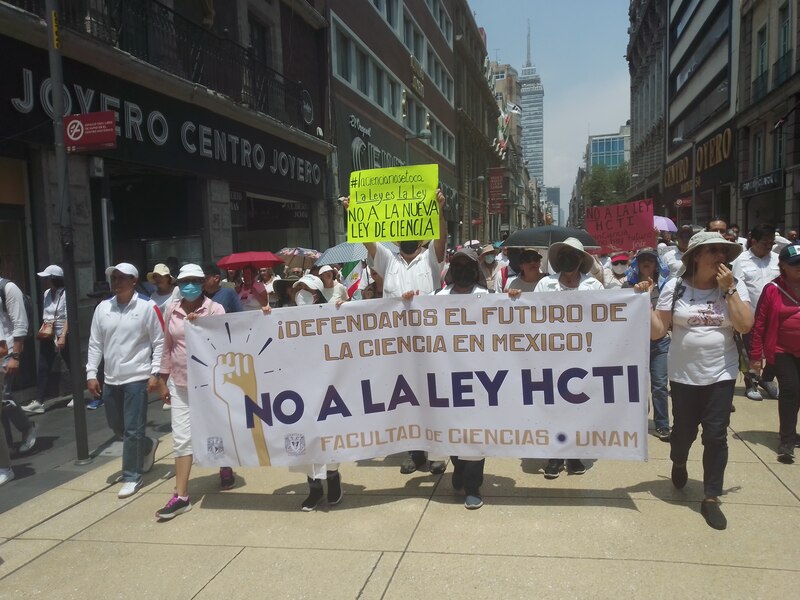 Possible title: Marcha en defensa de la ciencia en México