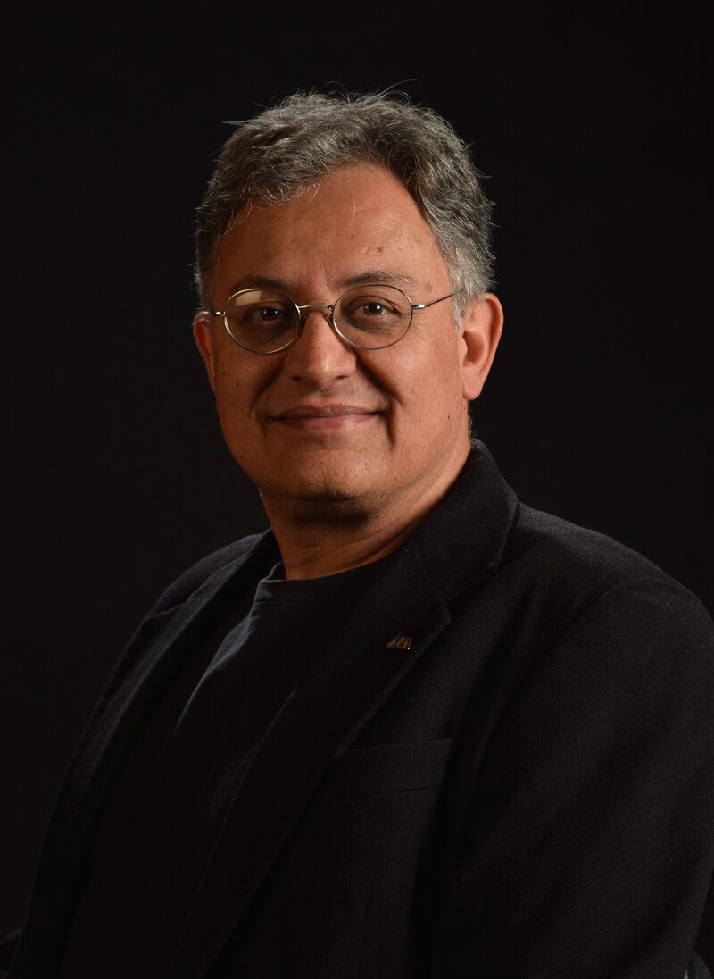 Retrato de un hombre con gafas y pelo canoso