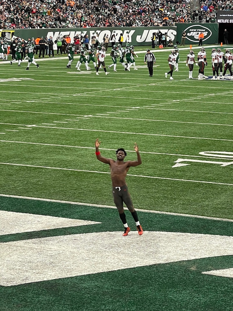 El jugador de los Jets, Elijah Moore, celebra su touchdown