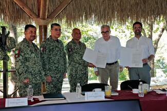 Rocha Moya entrega título de propiedad del cuartel militar en Badiraguato